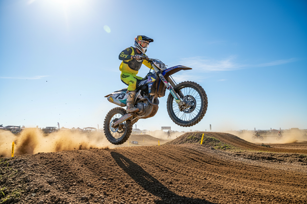 motorcross bike auf rennstrecke